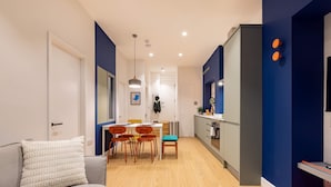 Un apartamento moderno con sala de estar, comedor y cocina.