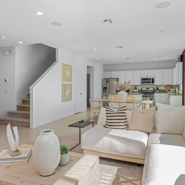 5 bedrooms, Internet - 5br Family Home in Coachella Valley (Coachella)