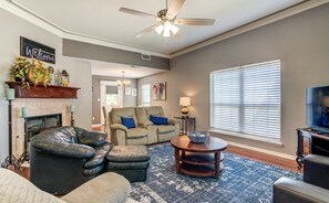 Smart TV, fireplace, books, offices - Spacious 3BR Retreat Close to Downtown & Outlets (San Marcos)
