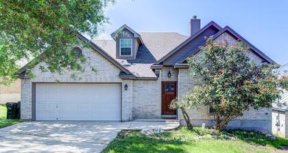 Spacious 3BR Retreat Close to Downtown & Outlets