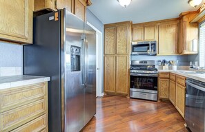 Kjøleskap, mikrobølgeovn, ovn og kokeplater