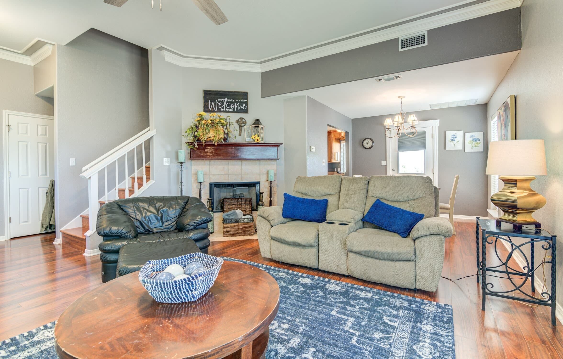 Smart-TV, peis, bøker og kontorer