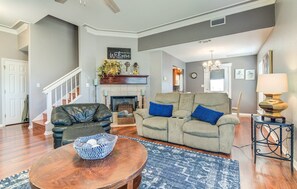 Smart-TV, peis, bøker og kontorer