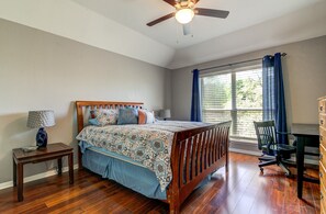 3 bedrooms, desk, iron/ironing board, free WiFi - Spacious 3BR Retreat Close to Downtown & Outlets (San Marcos)
