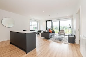 2 bedrooms, desk - Grange Two (Dublin)