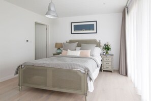 4 chambres, bureau, fer et planche à repasser, Internet