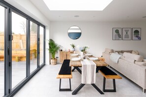 3 bedrooms, desk, iron/ironing board, Internet - Renovated Home for 8 Canal Walk to Chichester (Chichester)
