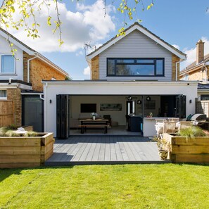 3 bedrooms, desk, iron/ironing board, Internet - Renovated Home for 8 Canal Walk to Chichester (Chichester)
