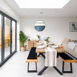 House | 3 bedrooms, desk, iron/ironing board, Internet - Renovated Home for 8 Canal Walk to Chichester (Chichester)