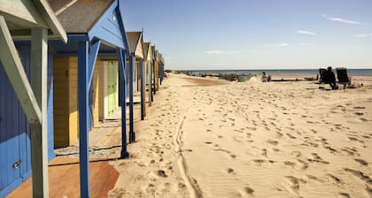 Coastal Retreat for 10 With Hot Tub