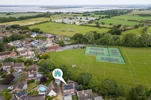 5 bedrooms, desk, iron/ironing board, Internet - Coastal Retreat for 10 With Hot Tub (Chichester)