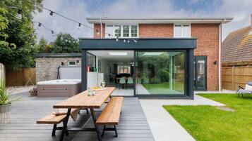 House | 5 bedrooms, desk, iron/ironing board, Internet