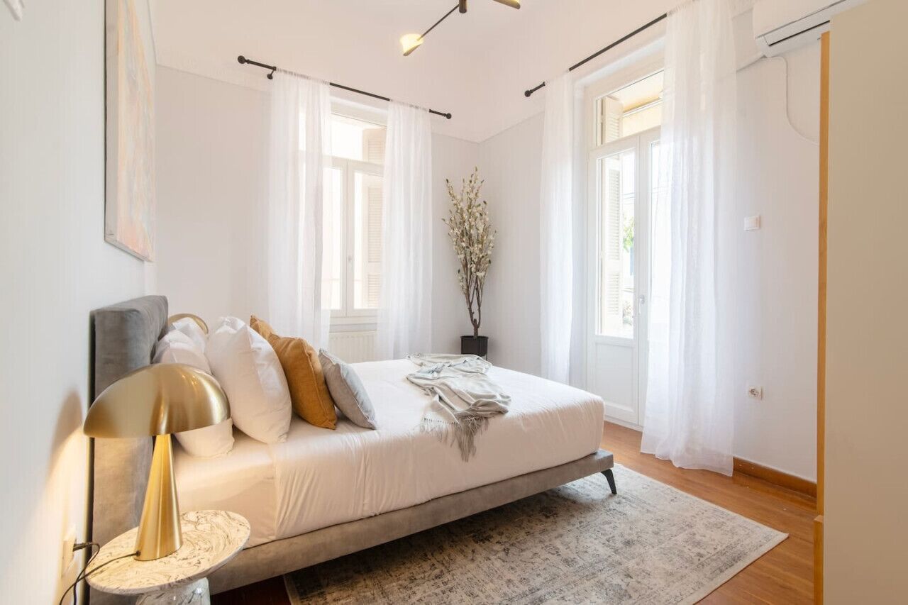 4 bedrooms, desk, iron/ironing board, WiFi