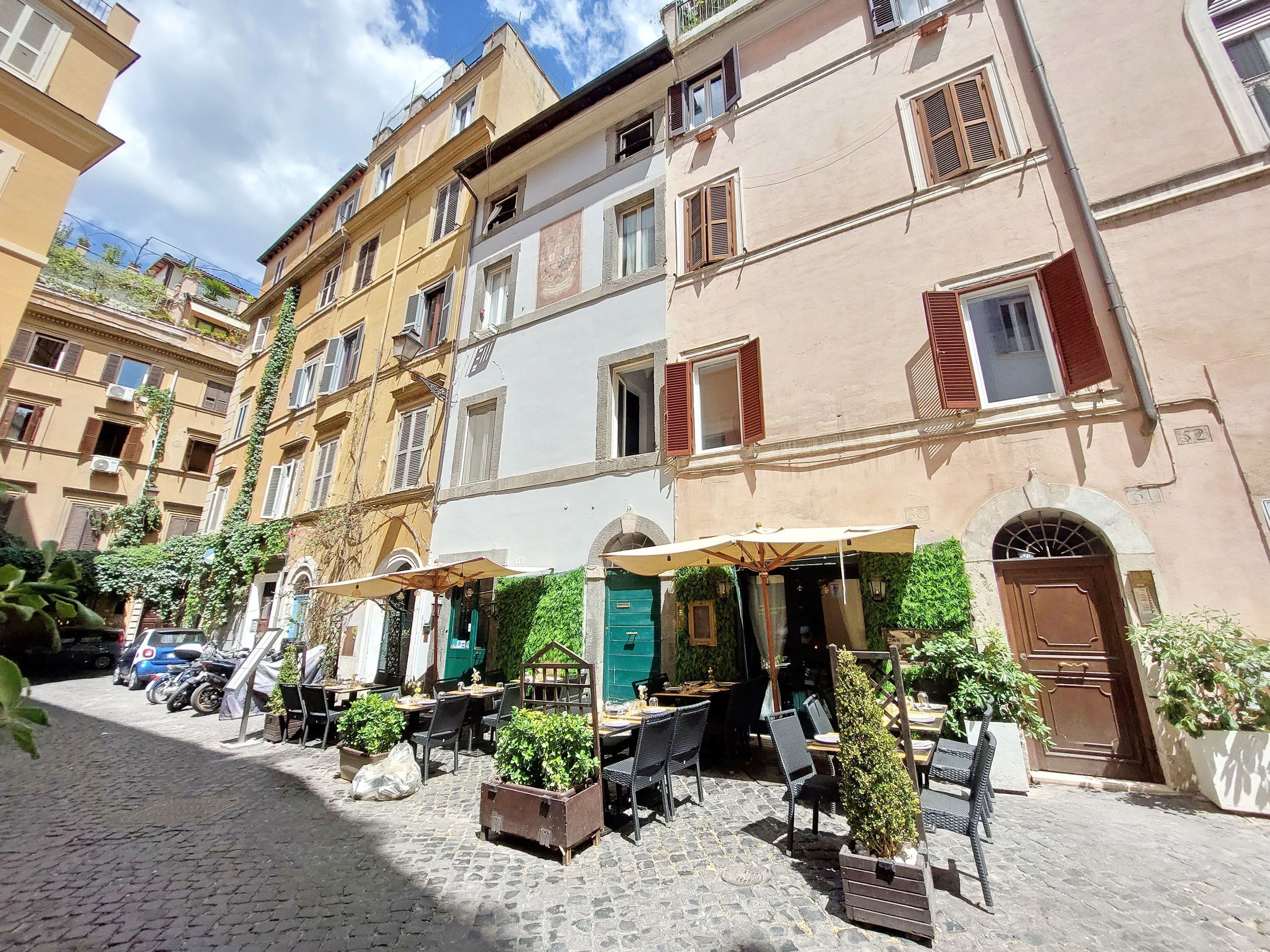 Eine Kopfsteinpflasterstraße mit Außenbereich und einem Café.
