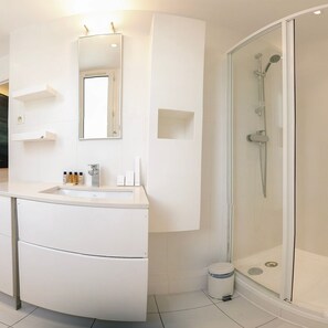 Apartment | 2 bedrooms - Copernic Brick Luminous 2BR Apartment in Paris (Paris)