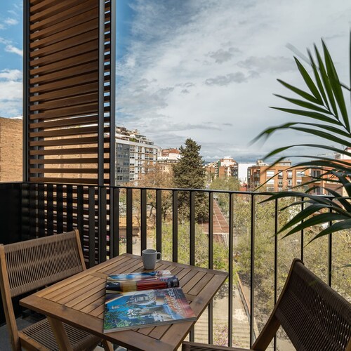 Sant Pau Balcony Trendy 2BR Near Avinguda Gaudí