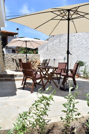 2 bedrooms, desk, soundproofing - Myrsini's Studios in Chorto Pelion (South Pelion)