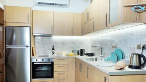 Una cocina moderna con armarios de madera, electrodomésticos de acero inoxidable y salpicadero de azulejos.