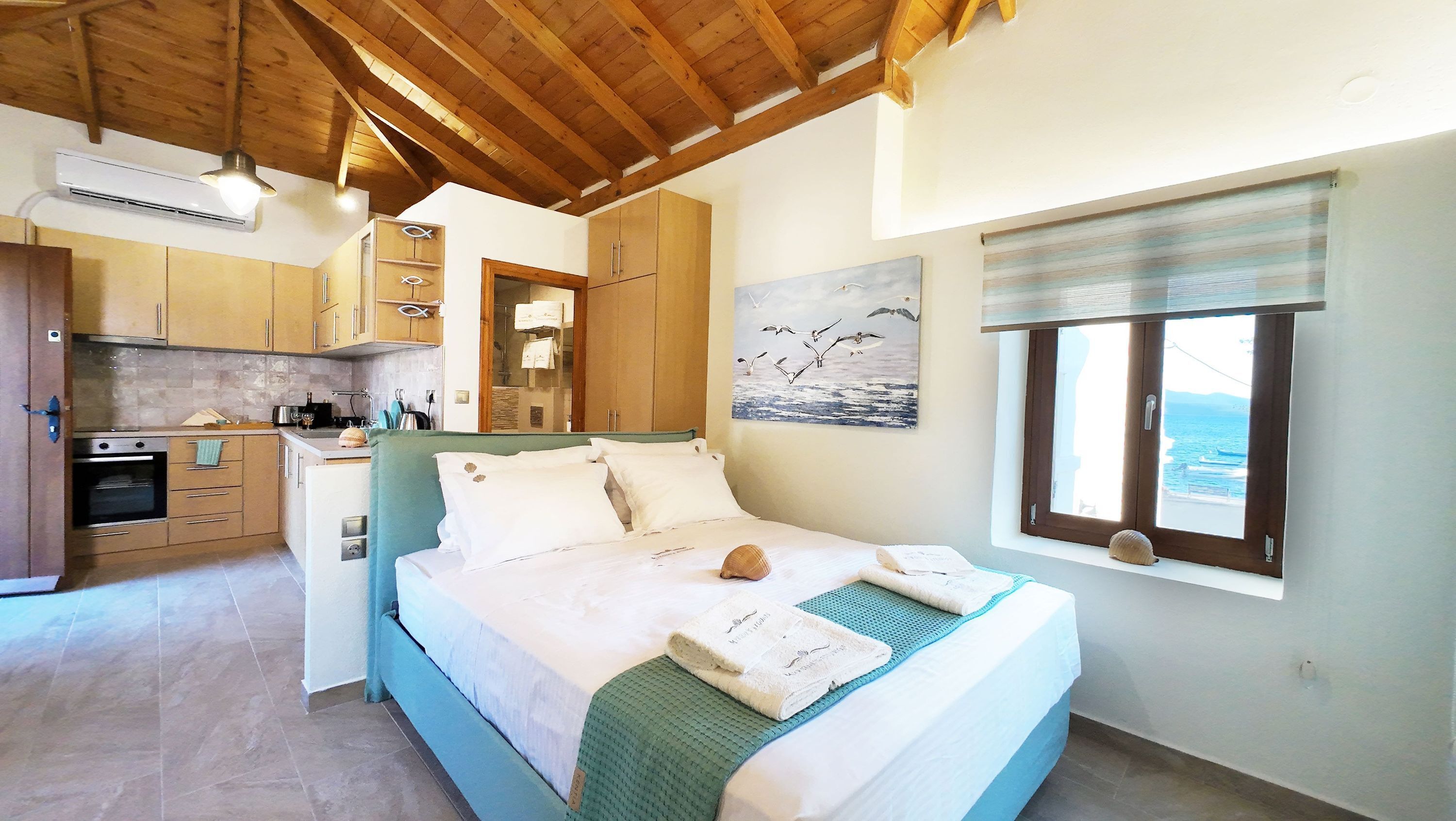 2 bedrooms, desk, soundproofing