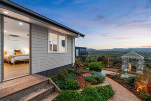 House | 4 bedrooms, Internet - Skyline Views Yarra Valley s Elevated Escape (Yarra Glen)