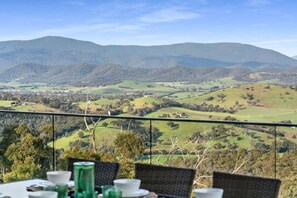 House - Skyline Views Yarra Valley s Elevated Escape (Yarra Glen)