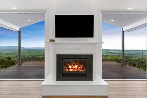 House - Skyline Views Yarra Valley s Elevated Escape (Yarra Glen)