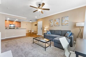 Apartment | 2 bedrooms, Internet - 2BR Getaway Pool Gym Basketball Court Theater Access (Reno)