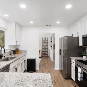 Room - Sacramento Gem w Cozy Wood Fireplace BBQ Grill (Sacramento)