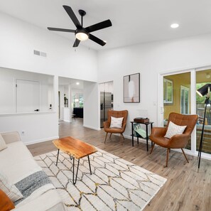 Room - Sacramento Gem w Cozy Wood Fireplace BBQ Grill (Sacramento)