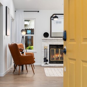 Room - Sacramento Gem w Cozy Wood Fireplace BBQ Grill (Sacramento)