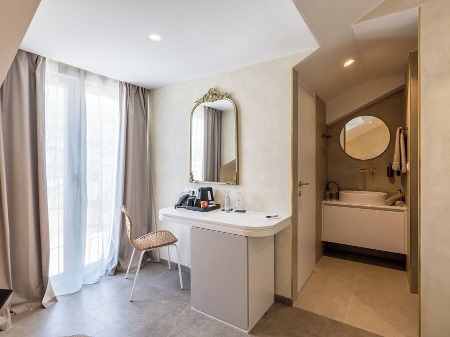Un baño moderno con tocador, lavamanos y espejo.