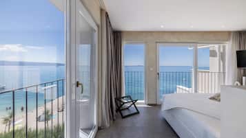Suite, 2 habitaciones, vistas al mar | 1 dormitorio, minibar, caja fuerte y cortinas opacas