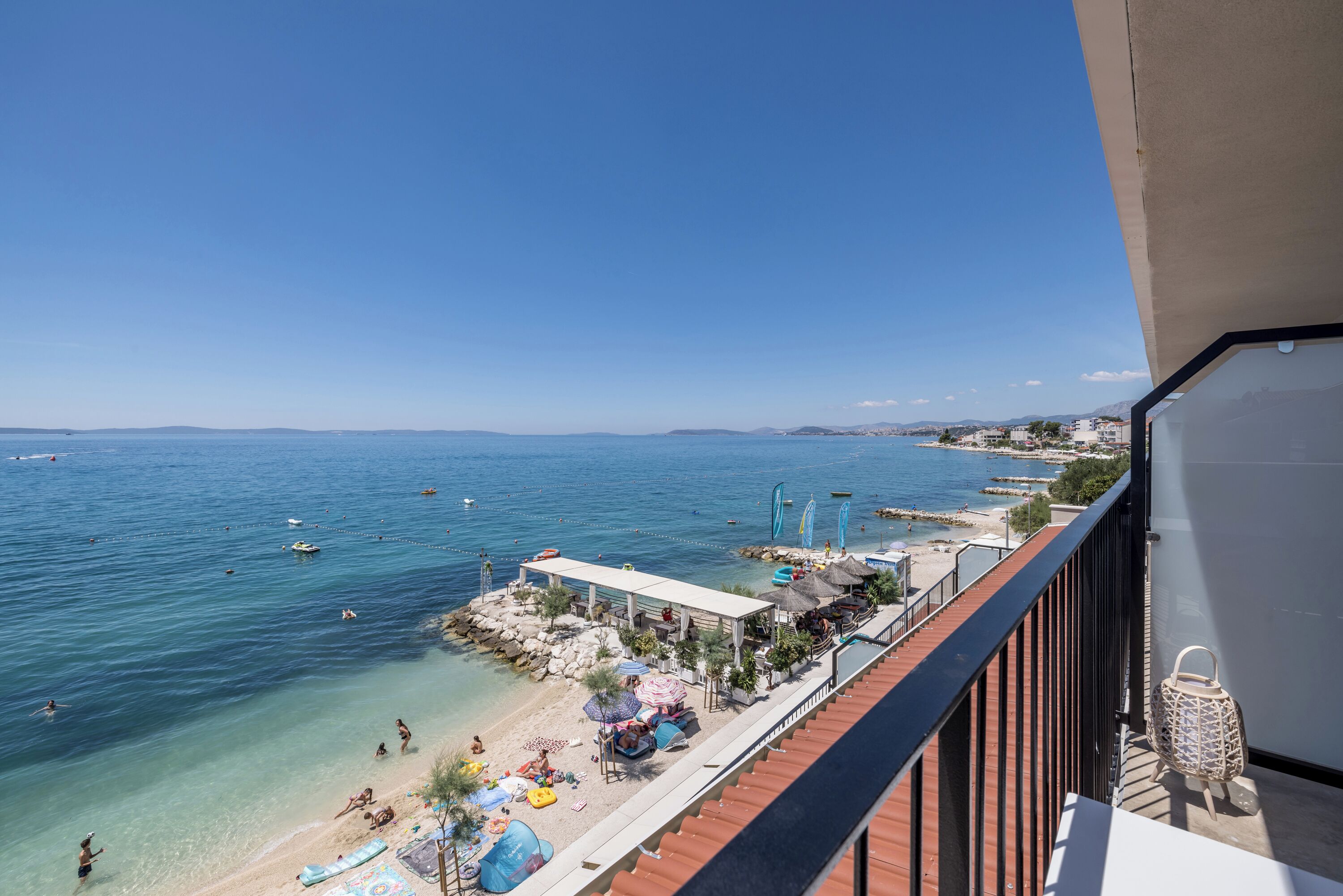 Un balcón con vista a la playa y al mar.