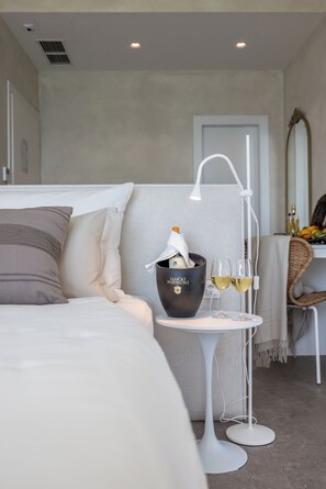Suite, 1 King-Bett, Meerblick | Allergikerbettwaren, Minibar, Zimmersafe, Schreibtisch