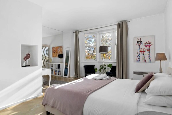 Apartment | 1 bedroom, Internet - Spacious St Kilda Escape - Parking and City Views (St Kilda)