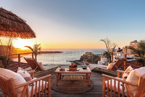 2. Two-storey Deluxe Apartment with stunning rooftop terrace. Oceanview. | Vue sur la plage ou l’océan