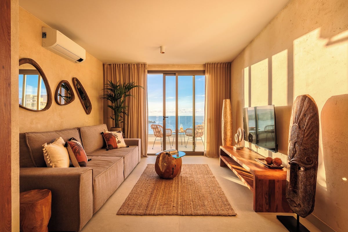 5. One-bedroom Luxury Apartment with balcony and veranda. Oceanview. | Soggiorno