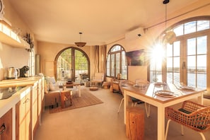 8. One-bedroom Luxury Apartment with balcony and veranda. Oceanview. | Living room