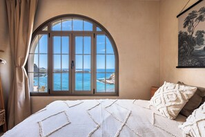 8. One-bedroom Luxury Apartment with balcony and veranda. Oceanview. | Individually decorated, individually furnished, laptop workspace