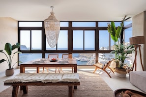 4. Two-bedroom Premium Apartment with panoramic view. Oceanview. | ห้องนั่งเล่น