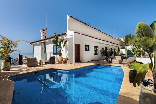 Piscine extérieure, chaises longues