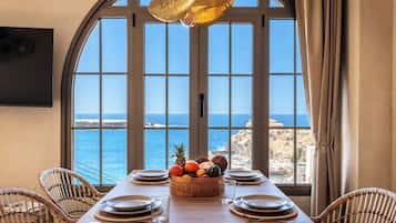 8. One-bedroom Luxury Apartment with balcony and veranda. Oceanview. | Sala de estar