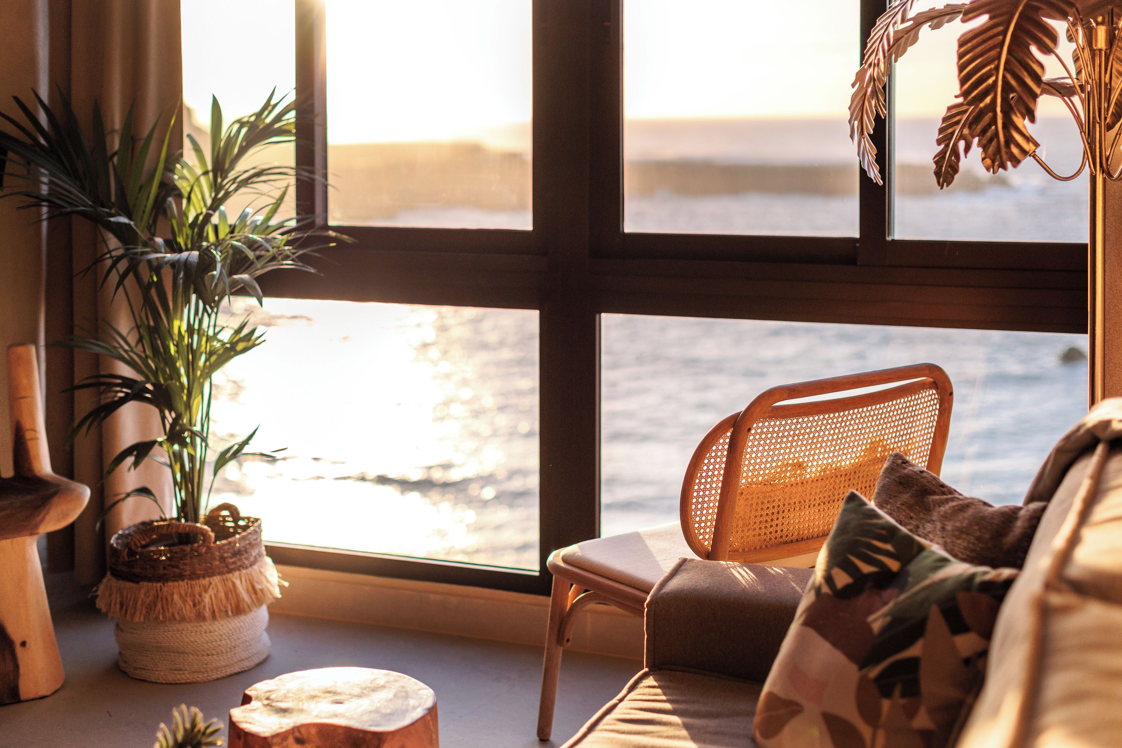 3. Two-storey Deluxe Apartment with bathtub and stunning rooftop terrace. Oceanview. | 客廳