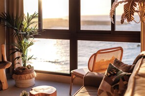 3. Two-storey Deluxe Apartment with bathtub and stunning rooftop terrace. Oceanview. | ห้องนั่งเล่น