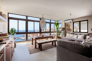 4. Two-bedroom Premium Apartment with panoramic view. Oceanview. | Salle de séjour