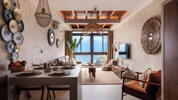 2. Two-storey Deluxe Apartment with stunning rooftop terrace. Oceanview. | Sala de estar