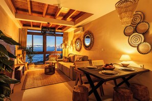 3. Two-storey Deluxe Apartment with bathtub and stunning rooftop terrace. Oceanview. | Sala de estar