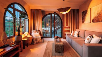 9. One-bedroom Deluxe Apartment with balcony and veranda. Oceanview. | Sala de estar
