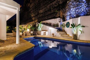 Piscina externa, espreguiçadeiras