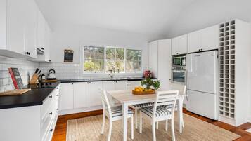 Casa | 2 quartos, escrivaninha, ferros/tábuas de passar roupa